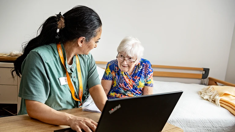 Sundhedspressionel og ældre kvinde